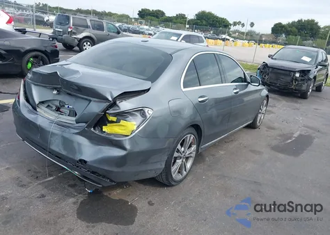 2017 Mercedes-Benz C 300 z USA, uszkodzony, nr VIN 55SWF4JB7HU218321